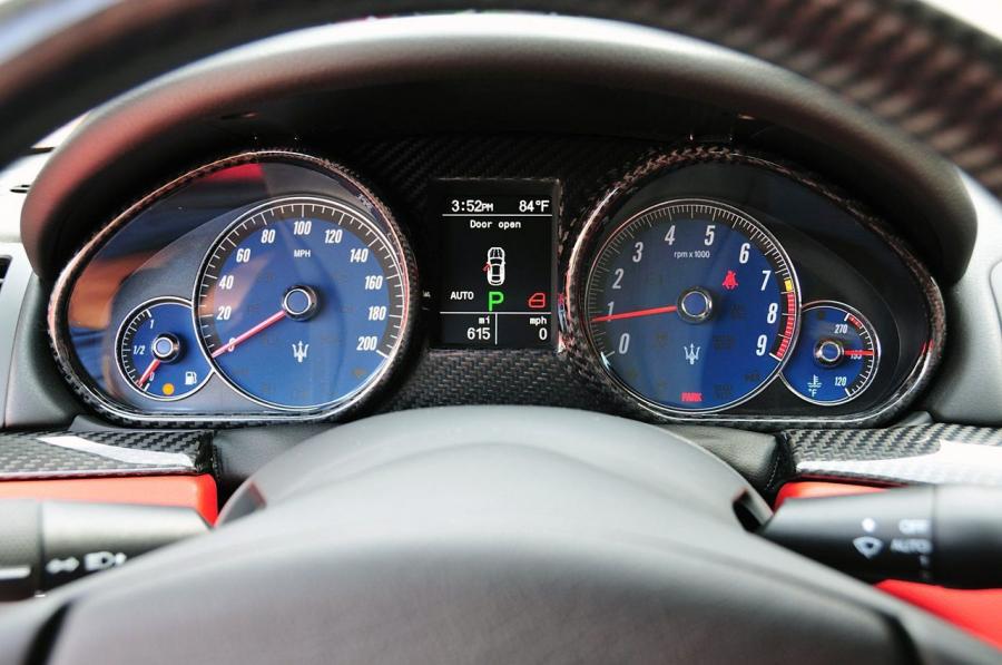  Maserati GranTurismo MC 2012 года  (фото 19 из 27)